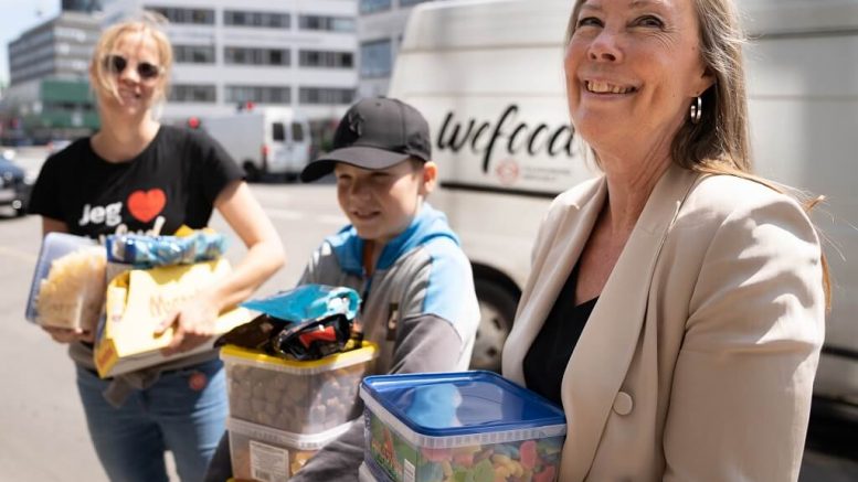 PRESSEMEDDELELSE Efter nedlukning Nordisk Film Biografer donerer overskudsslik til madspildsbutikker