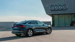 PRESSEMEDDELELSE Audi tilbyder nu 22 kW AC ladning til den 100 procent elektriske Audi e tron